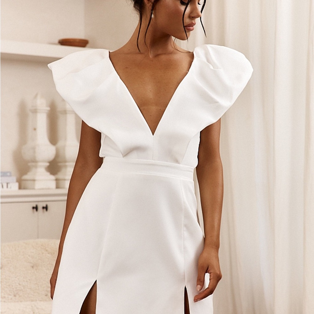 Selfie Leslie White V-Neck Mini Dress